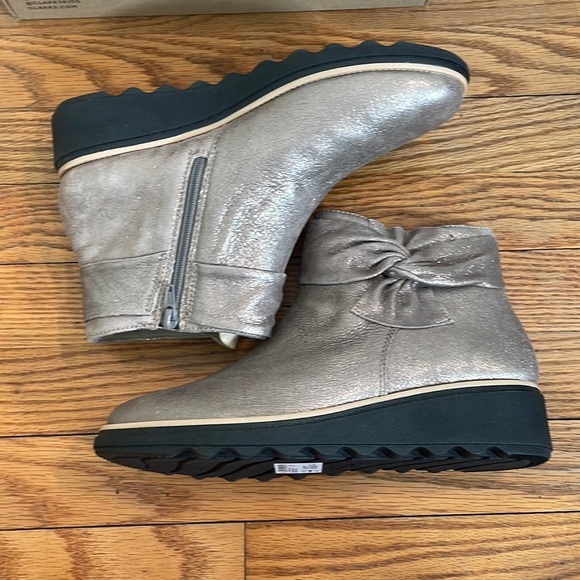 Clarks Sharon Salon Boot Pewter Metallic 8M NWT - Picture 2 of 10